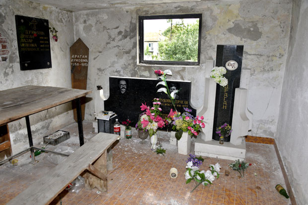 Покојницима украли имена са споменика